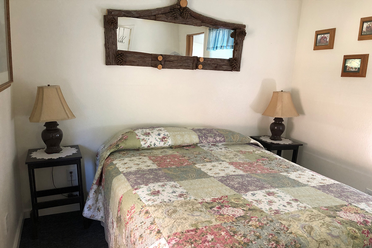 Queen Bed & Day Bed w/ Trundle - Sleeps 4